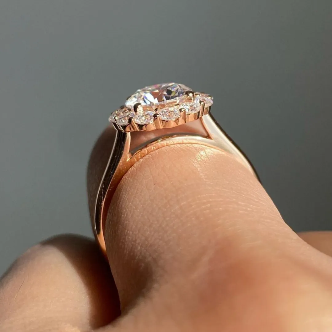 /public/photos/live/Round Cut Moissanite Halo Engagement Ring 447 (3).webp